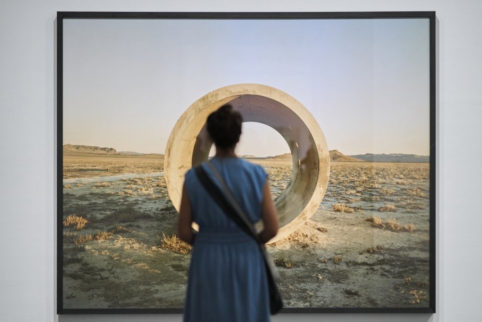 L'exposició 'Nancy Holt / Dins Fora' apareix a la coberta d'aquest mes