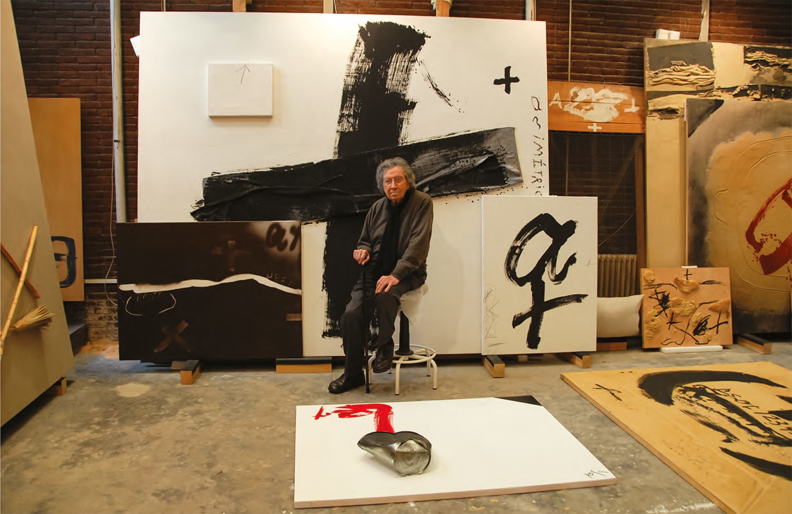 Antoni Tàpies al seu estudi