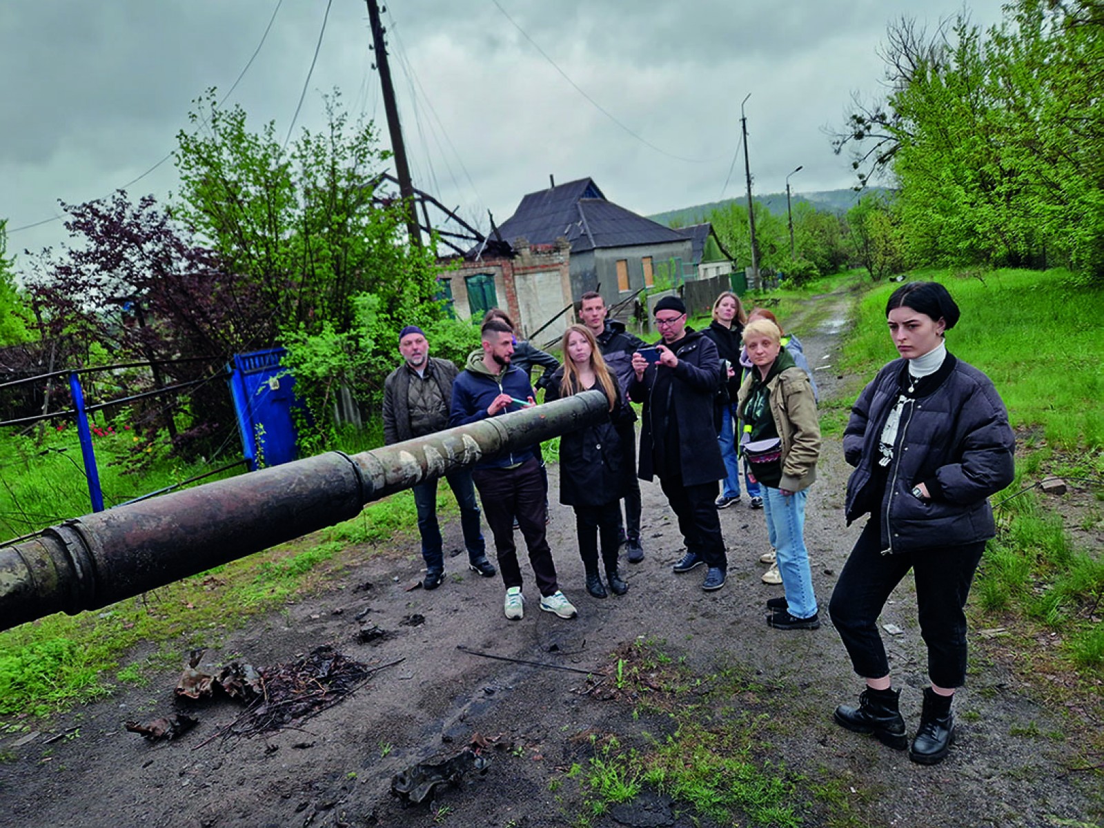 Missió del PEN d'Ucraïna a la zona alliberada de Sviatohirsk, prop d'Izum. Viktòria Amèlina és al centre, al costat de Volodymyr Yermolenko, que fa fotos del tanc