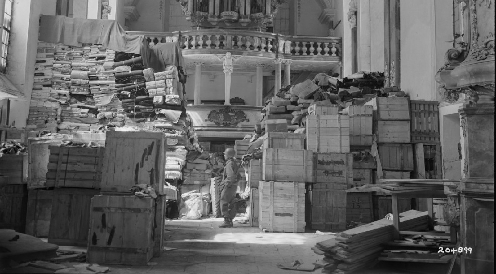 Magatzem d’objectes d’art saquejats pels nazis a la Schlosskirche d’Ellingen, a Baviera (abril del 1945)