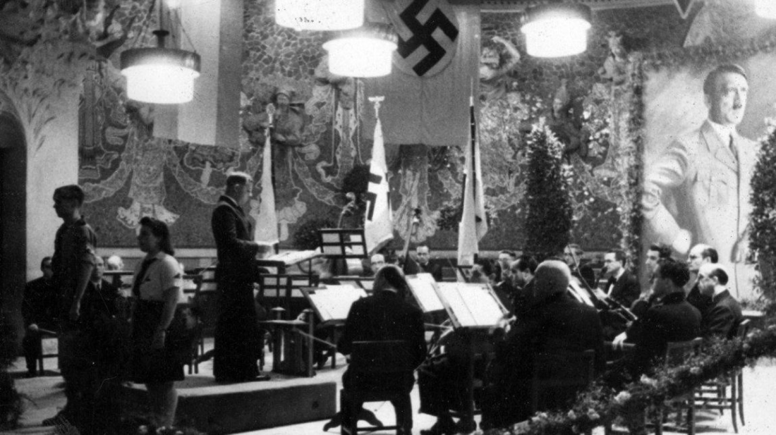 Acte al Palau de la Música presidit per un retrat de Hitler