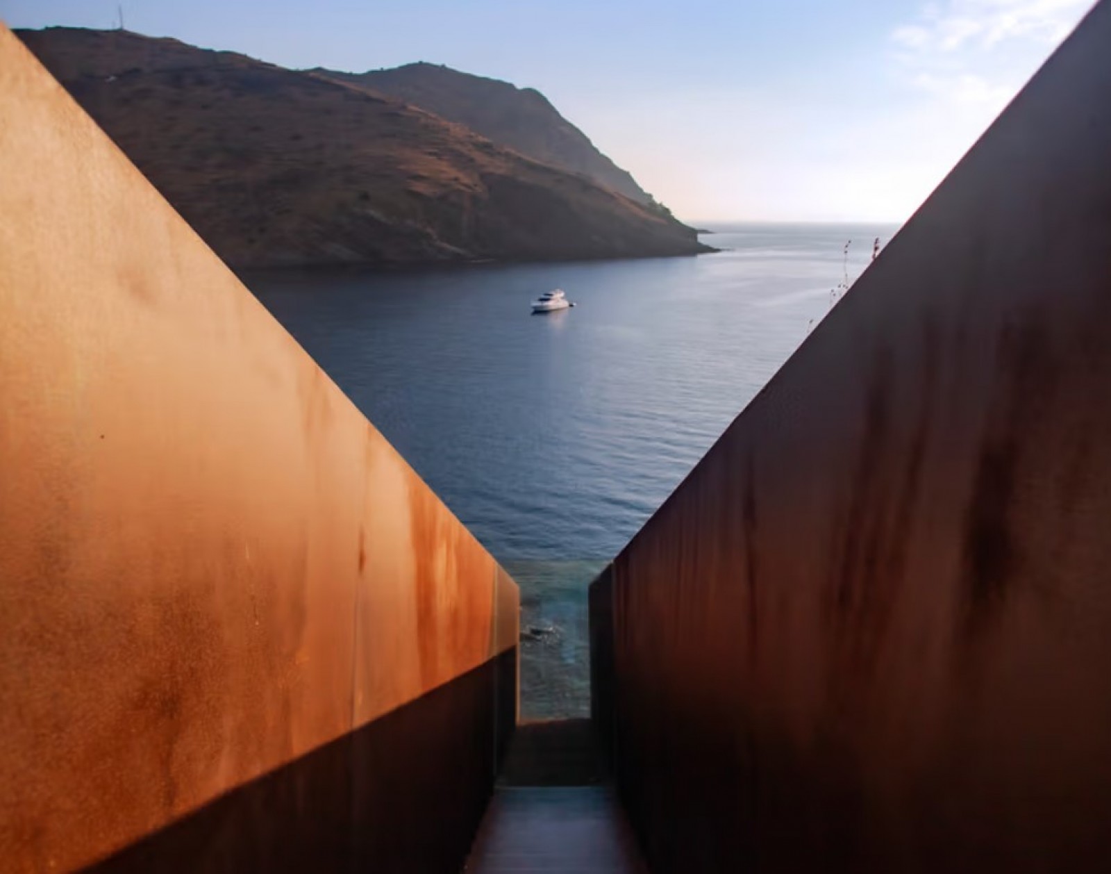 Memorial Passatges, de l'artista Dani Karavan, dedicat a Walter Benjamin i situat a Portbou