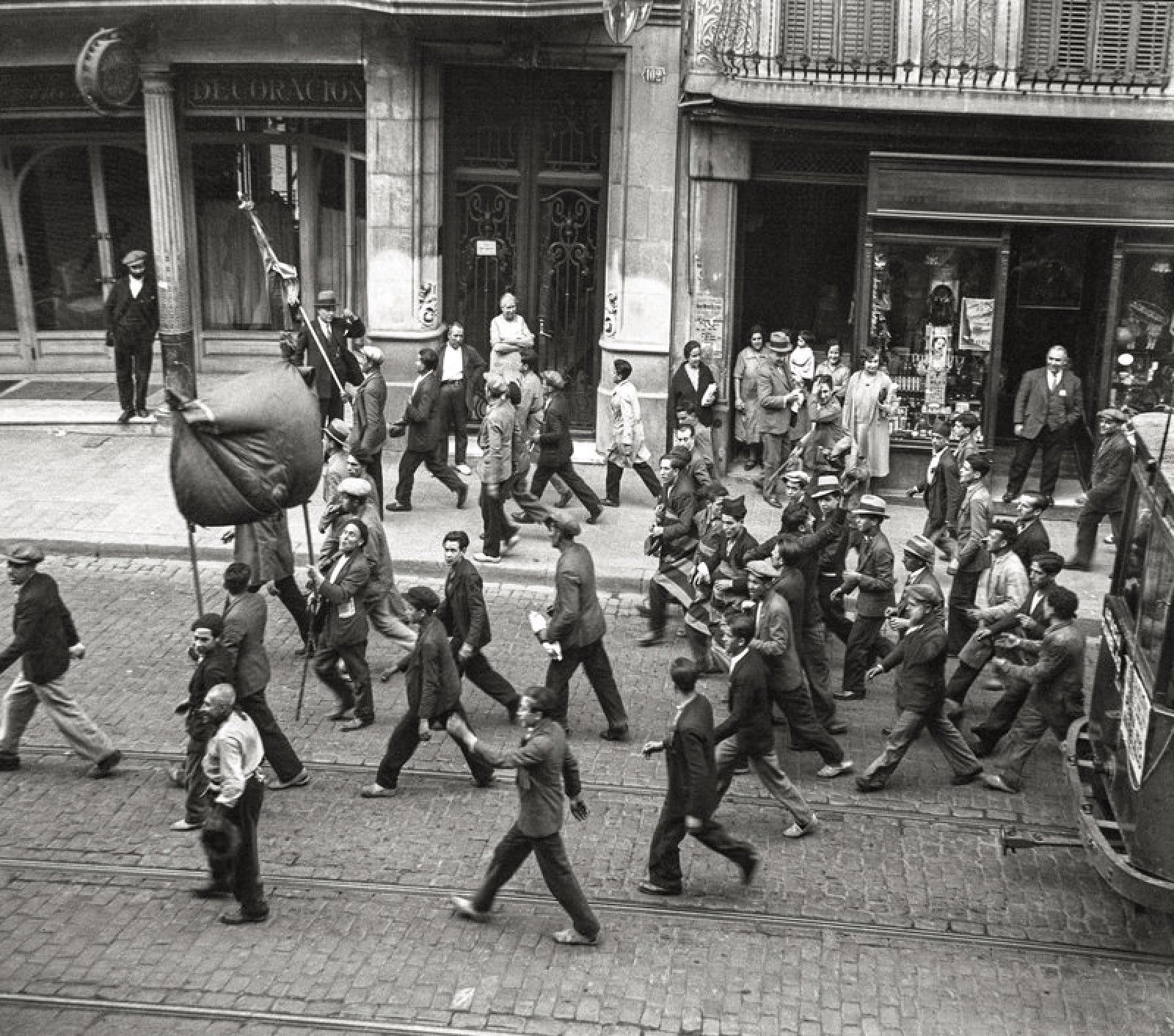 Celebració popular de la proclamació de la República. Carrer Gran de Gràcia (1931)