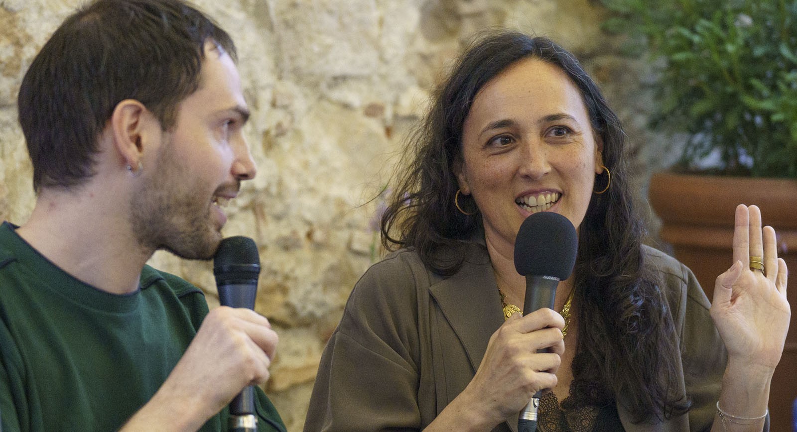 Inés García López a l’homenatge del centenari de la mort de Kafka organitzat per Mentrimentres, amb Joan Ferrarons i Bernat Reher (al centre i a l’esquerra), el passat 3 de juny a La Central del Raval
