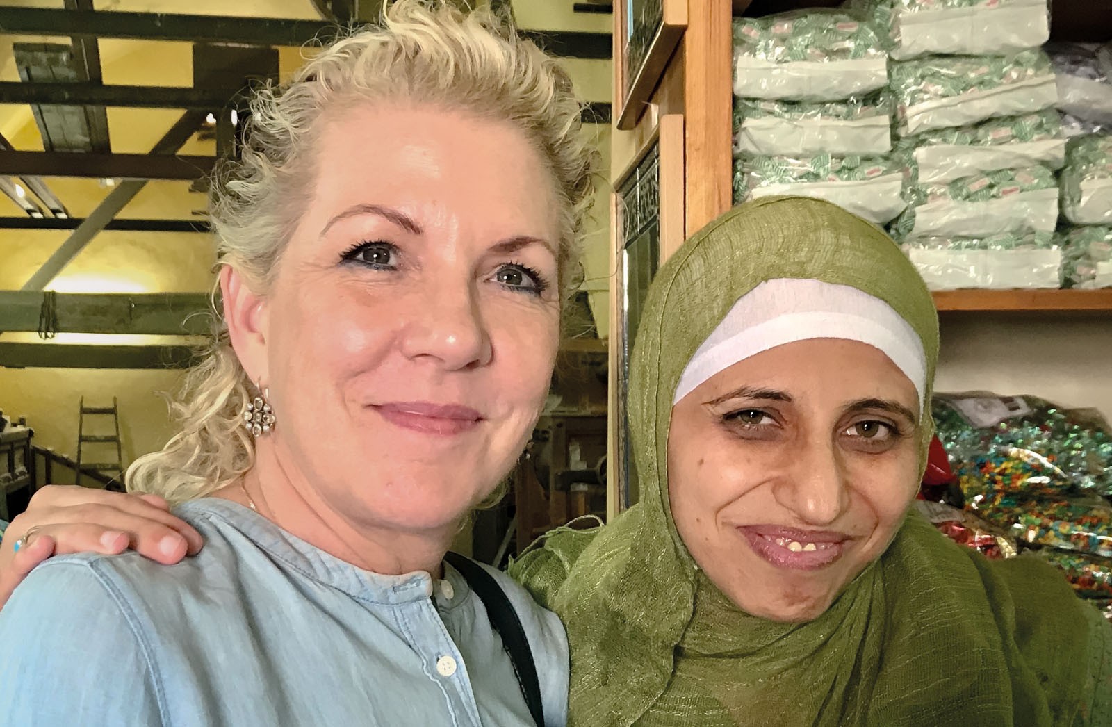 Jennifer Clement amb la poeta palestina Dareen Tatour a Natzaret.