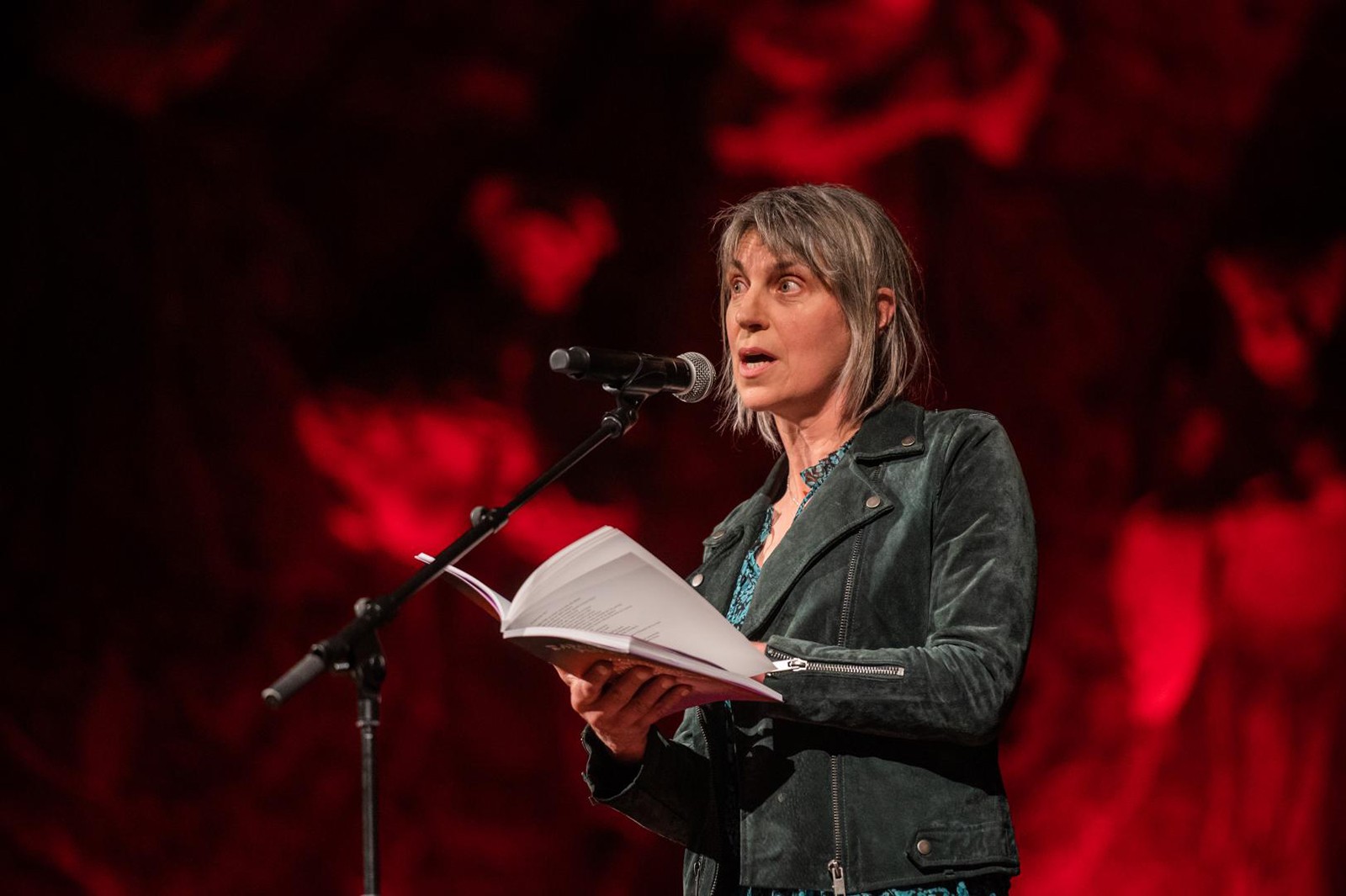 Alice Oswald recitant poemes seus en el Festival Internacional de Poesia de Barcelona del 2022. 