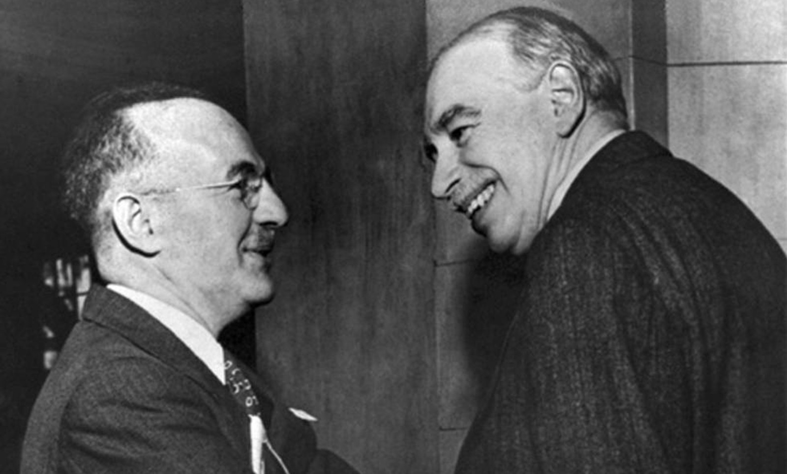 Harry Dexter White (a l’esquerra) i John Maynard Keynes l’any 1946. Foren els dos protagonistes principals de la conferència de Bretton Woods.