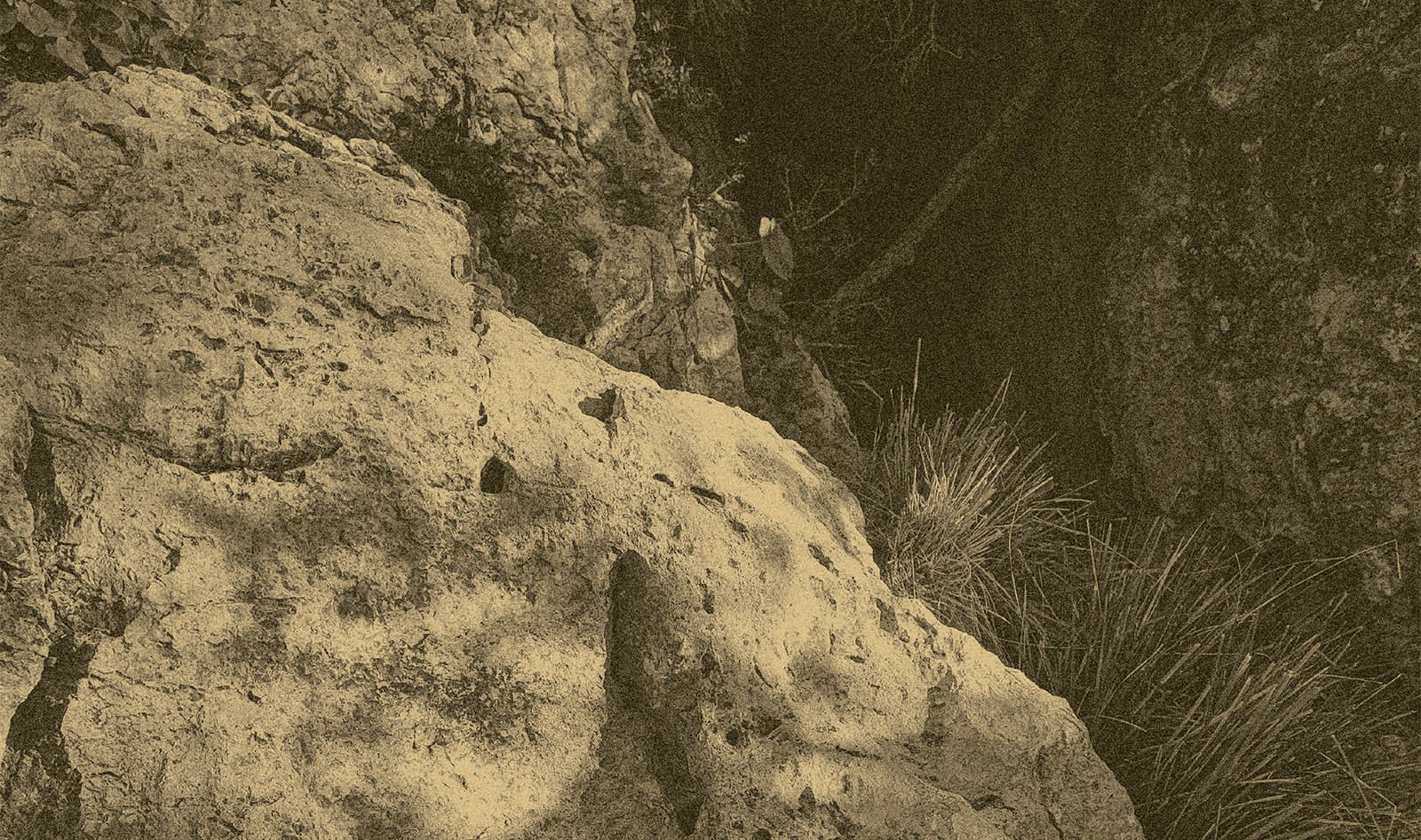 Cadireta del Bon Jesús, al puig de Maria  (Pollença), amb la cova del Dimoni al costat