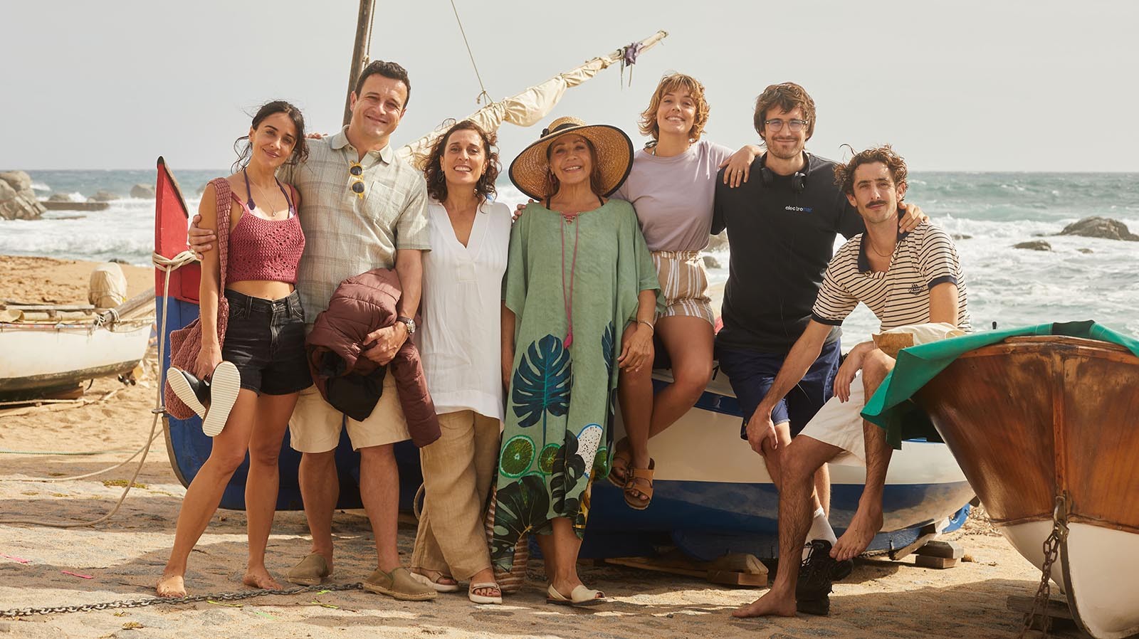 Els actors protagonistes de Casa en flames (2024) amb el director, Dani de la Orden. 