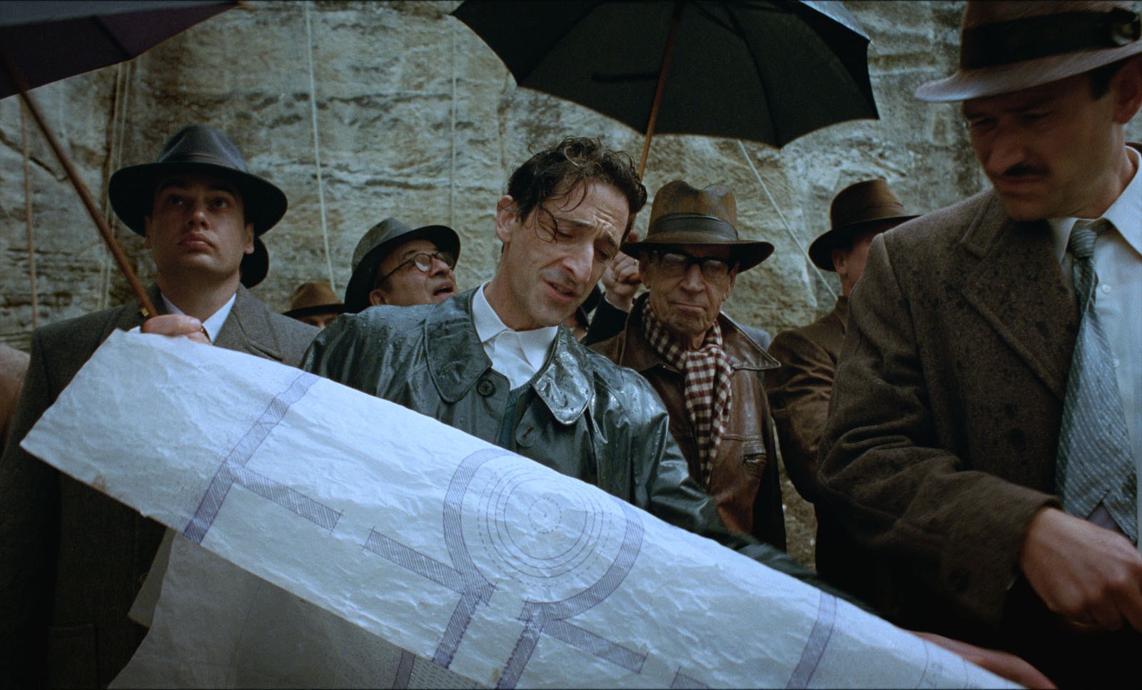 Adrien Brody interpreta l’arquitecte László Tóth a The Brutalist (2024). 