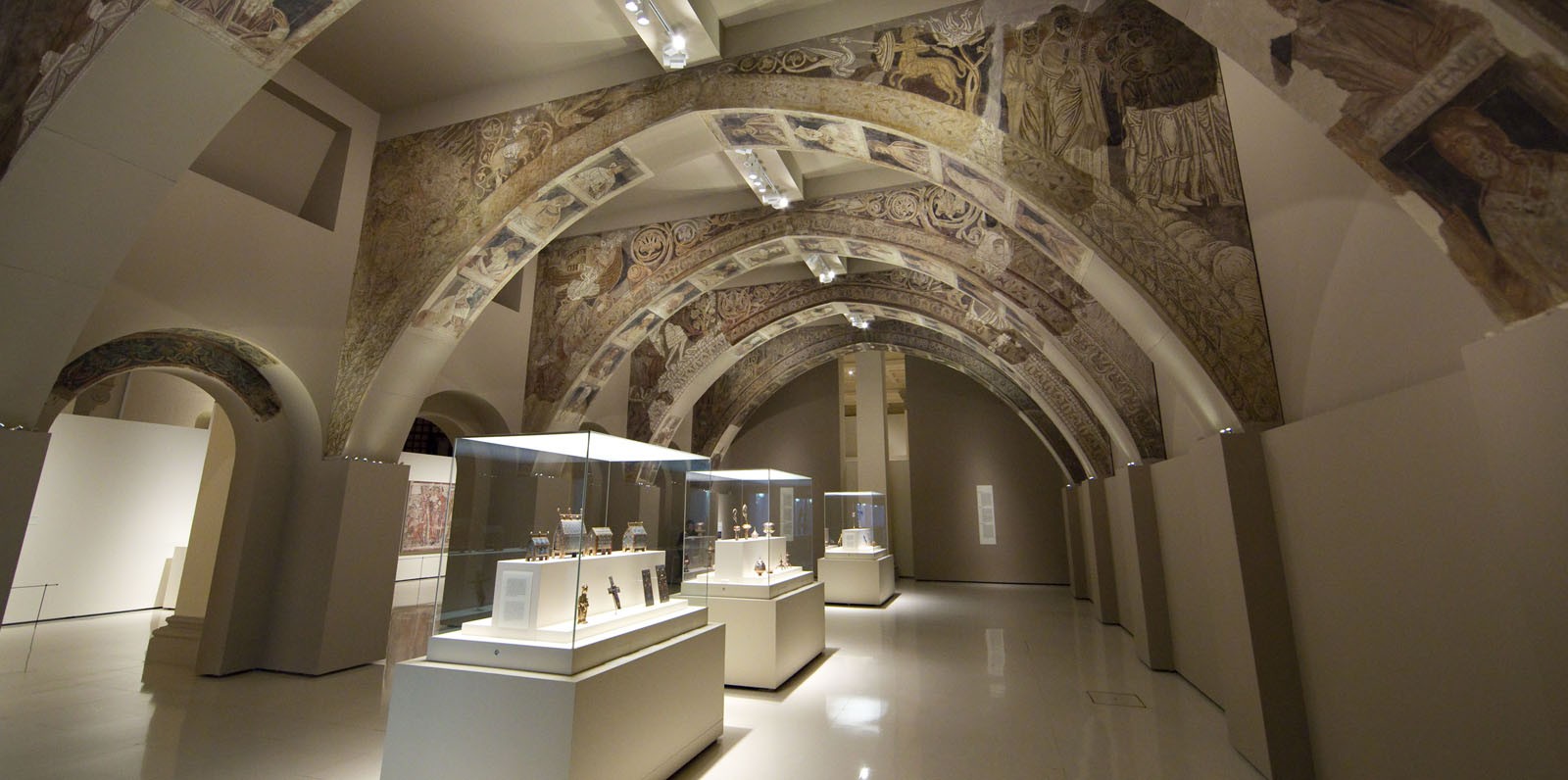 Sala 016 del MNAC amb les pintures de la sala capitular de Sixena