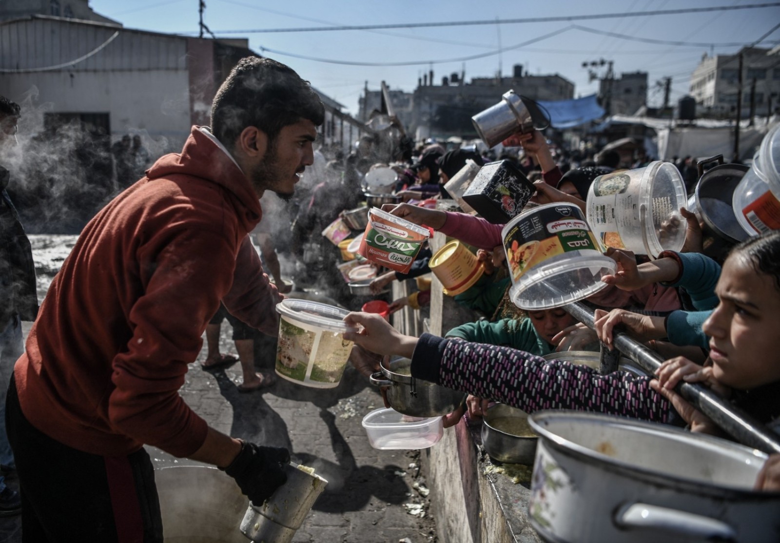 Una multitud espera per rebre aliments a la ciutat de Rafah, al sud de la Franja de Gaza.