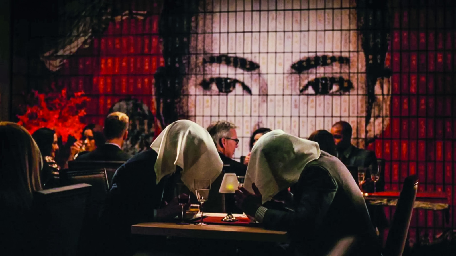 Els personatges de Greg i Tom tastant els ocells sencers fregits a 'Succession'