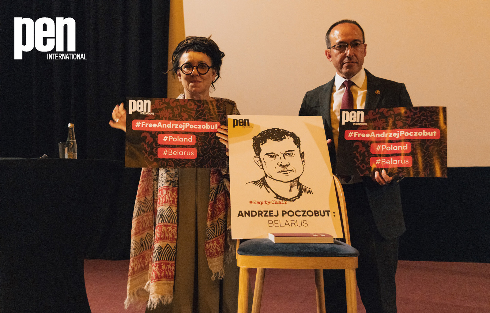 Olga Tokarczuk i Burhan Sönmez al congrés del PEN Internacional a Cracòvia. 