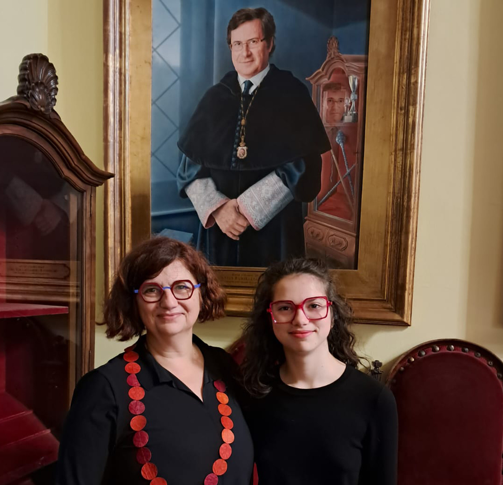Rosa Lluch en la presa de possessió com a directora del departament d'Història i Arqueologia de la UB acompanyada de la seva filla, estudiant de la universitat. Està presa davant el quadre del Dr. Màrius Rubiralta que va demanar que Ernest Lluch sortís reflectit a la porta de l'armari, fet que uneix tres generacions de la família.