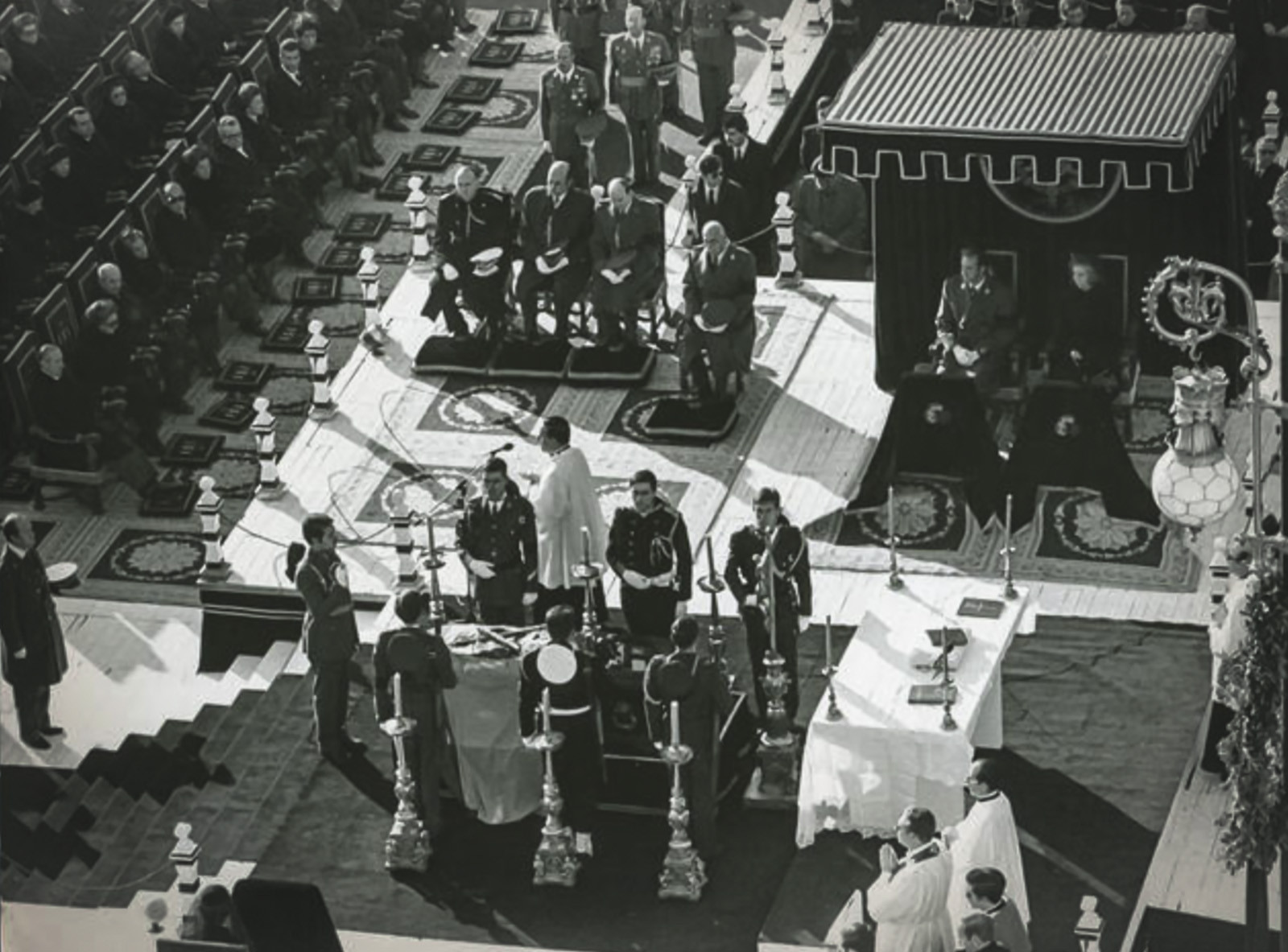 El rei Joan Carles I presideix el funeral de Francisco Franco Bahamonde a la Plaça d'Orient, el 23 de novembre de 1975.